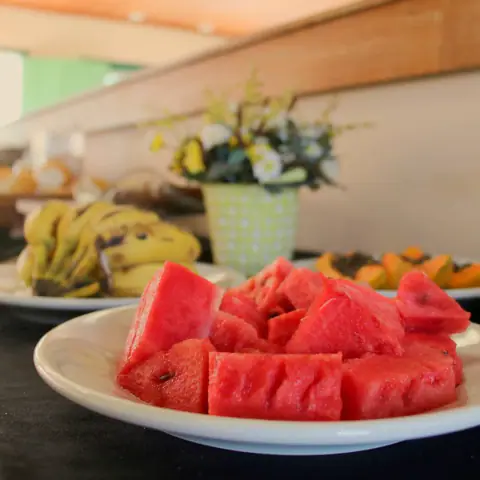 Frutas y productos del bufé de desayuno