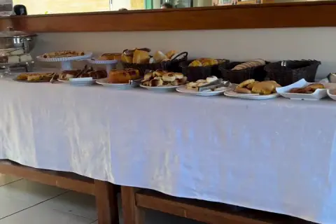Mesa del bufé vista completa en el video del desayuno