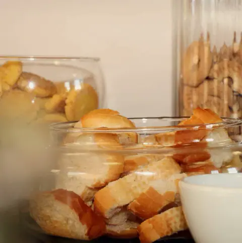 Panes y repostería casera en canastas y recipientes