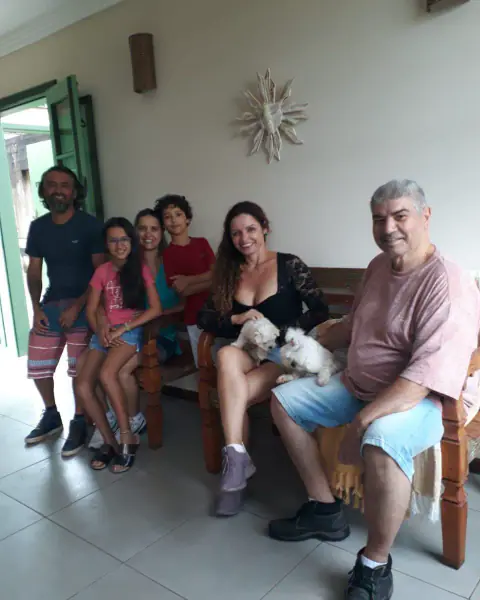Huéspedes reunidos con sus perros