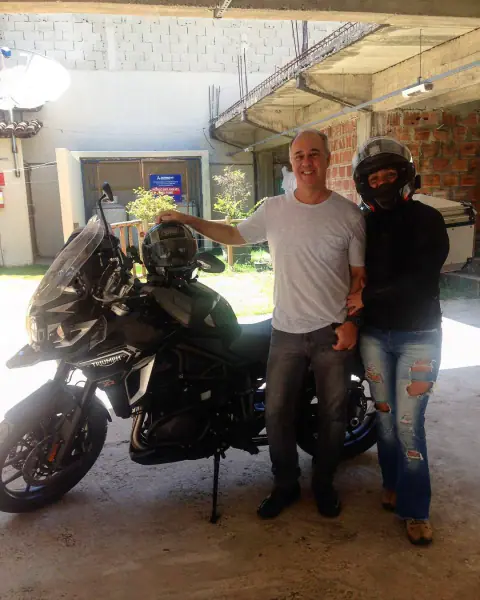 Viajero en motocicleta frente al paisaje de Catas Altas