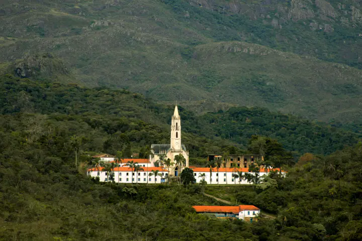 Santuário do Caraça entre montañas